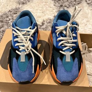 Yeezy 700 men’s size 4.5 women’s size 6.5/7. Work a few times in good condition.